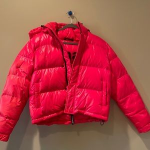 TNA Shorty Super Puff - Matte Hot Pink